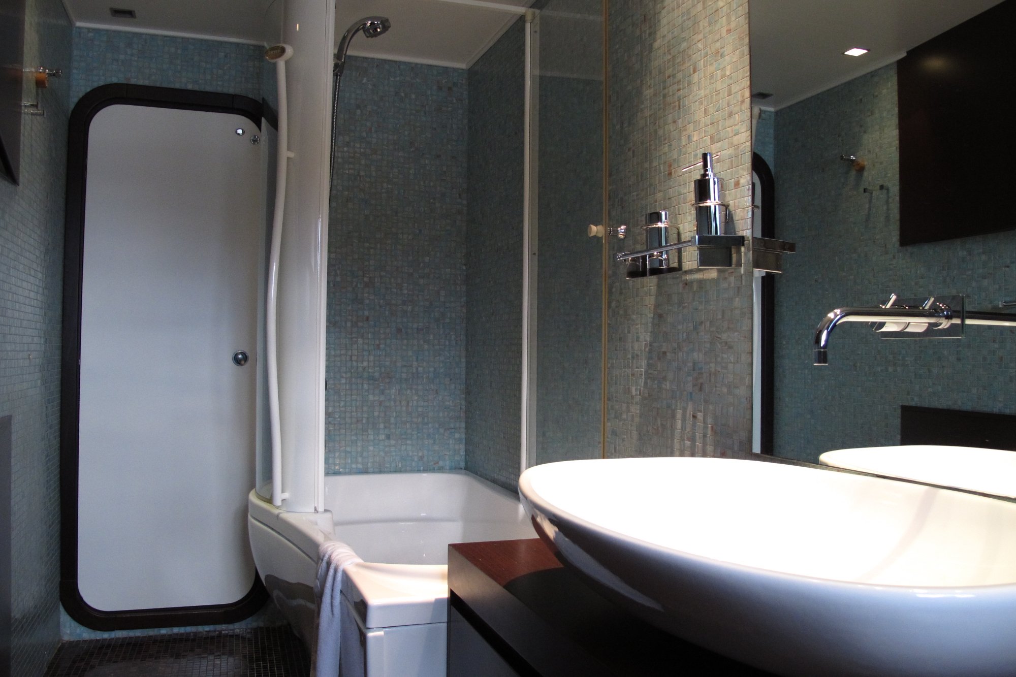 BERT Bath And Sink Luxury Yacht Browser by CHARTERWORLD